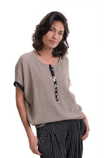 alembika-henley-crepe-top-stone-knopfleisten-shirt image 5