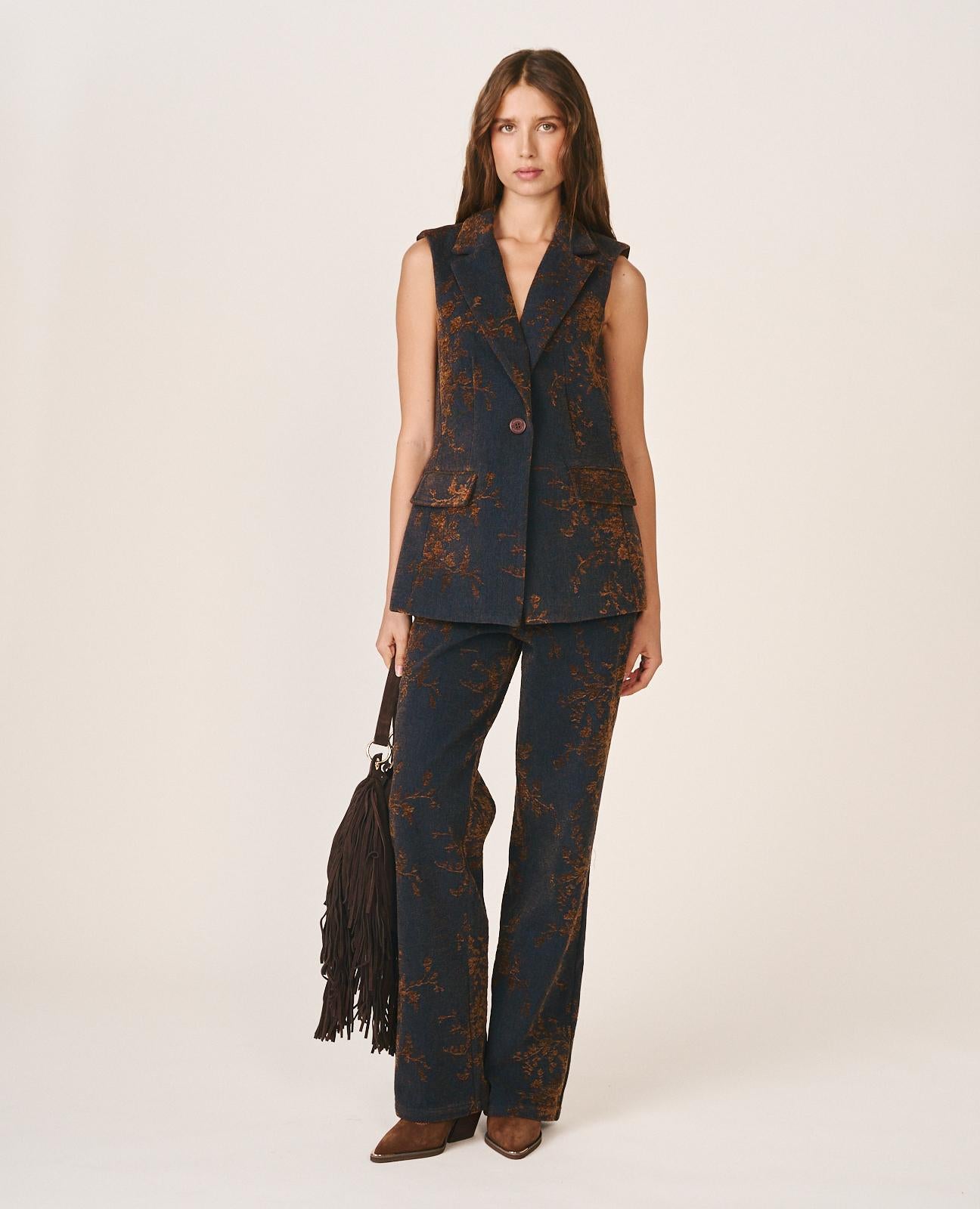 alma-en-pena-floral-denim-weste-wickel-weste-in-blau image 2
