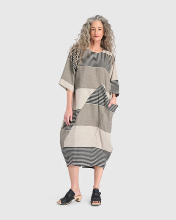alembika-urban-unfurl-pocket-kleid-sand-stripes-relaxed image 6