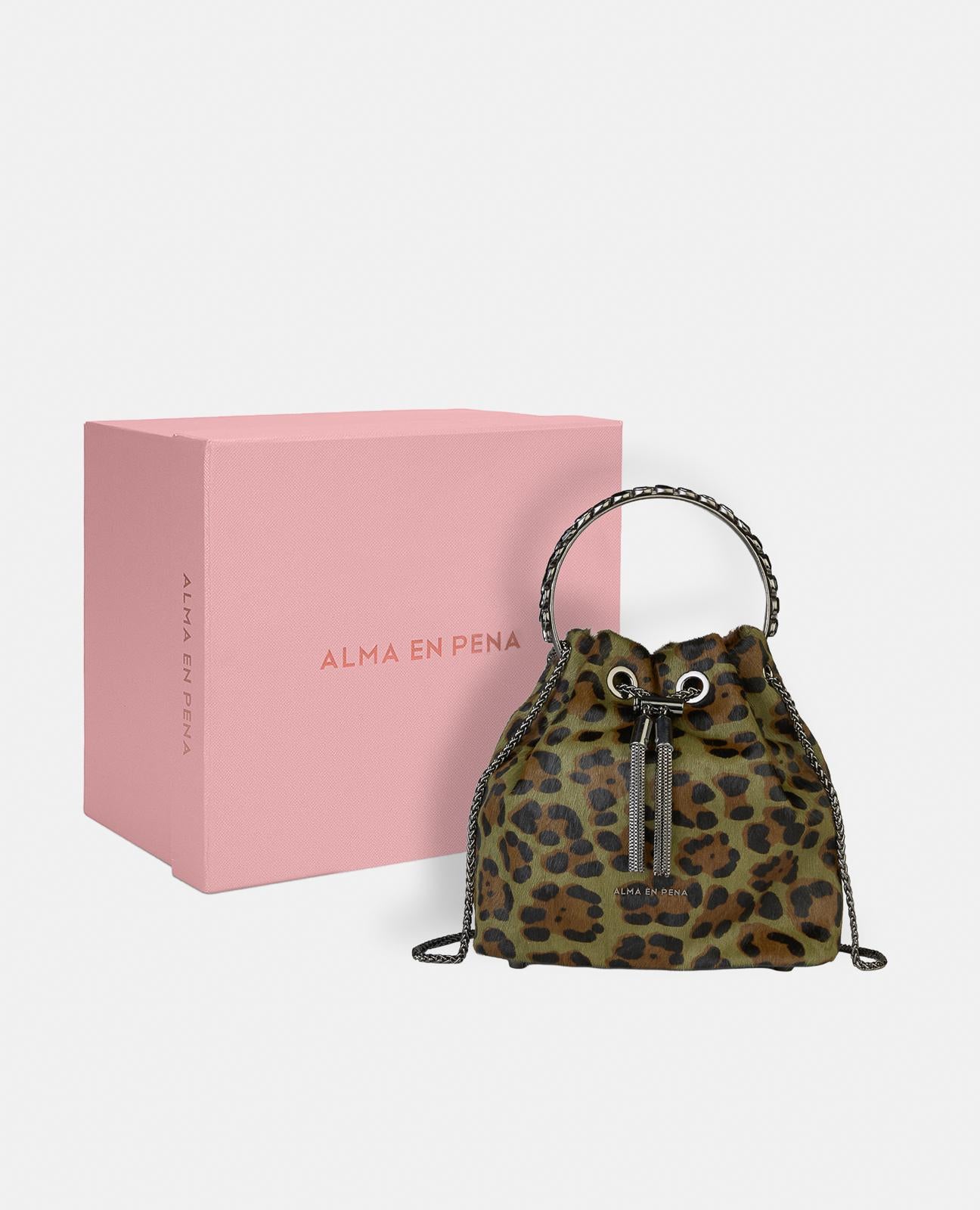 alma-en-pena-bowler-bag-khaki-leder-mit-anh-nger-und-kette image 5