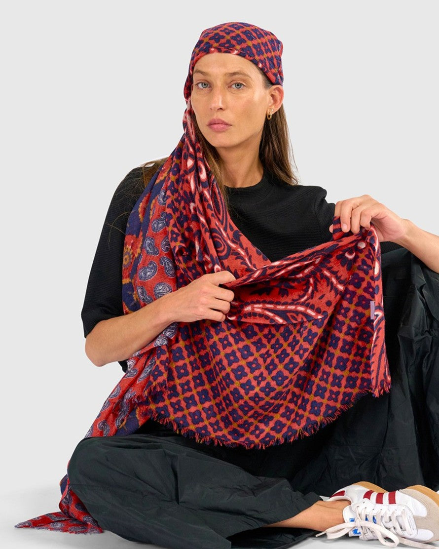 alembika-fairground-paisley-scarf-crimson-wollschal-178x142-cm image 2