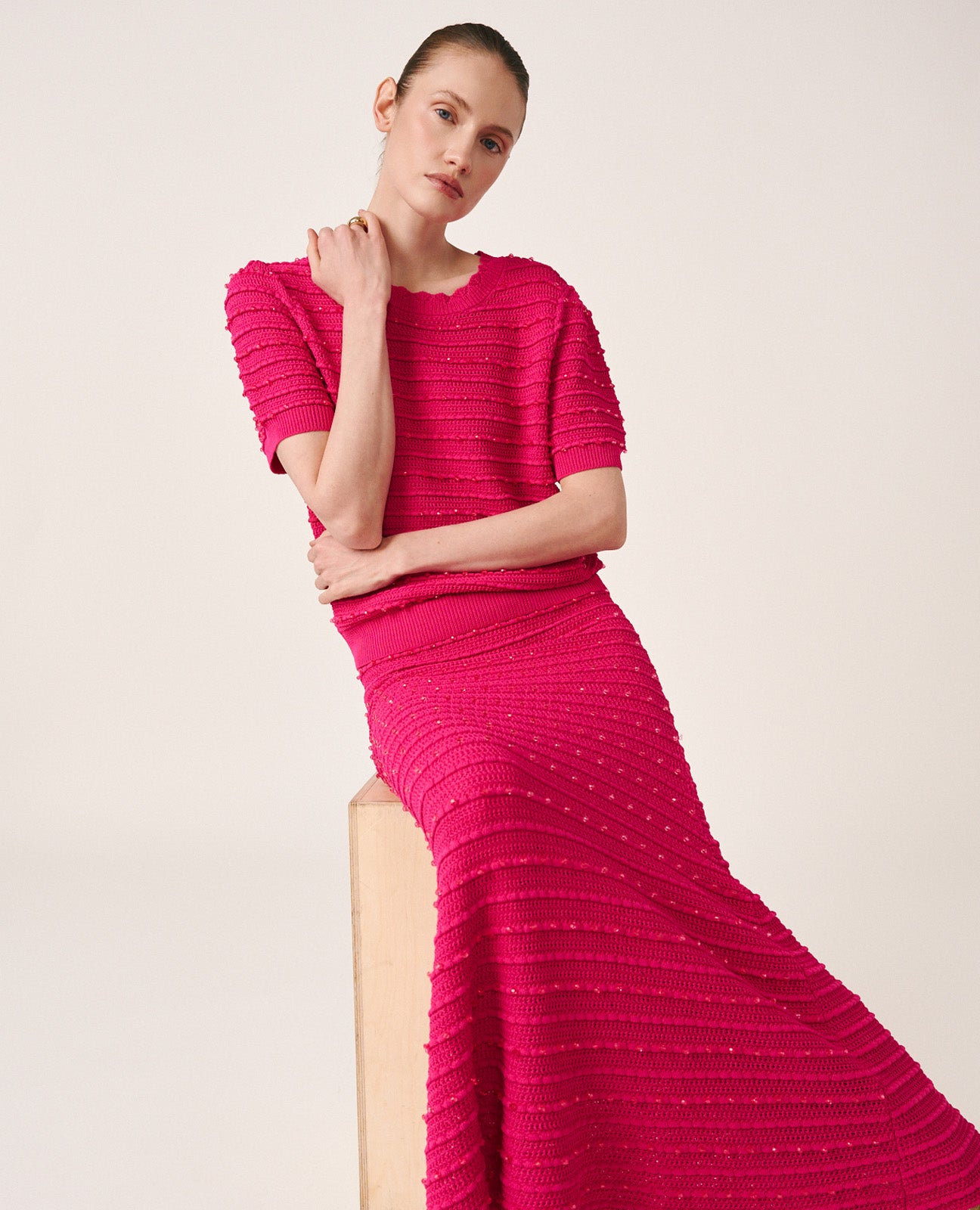 alma-en-pena-strickrock-joya-fuchsia-midi-in-meerjungfrauen-form image 2