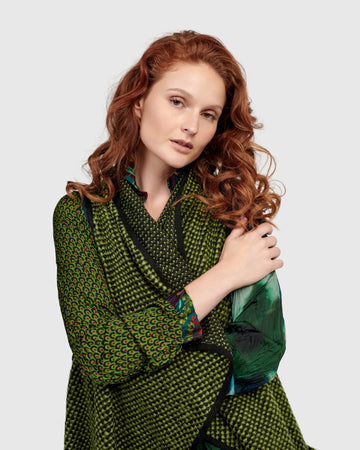 alembika-zora-vest-green-strickweste-mit-wasserfallkragen image 5
