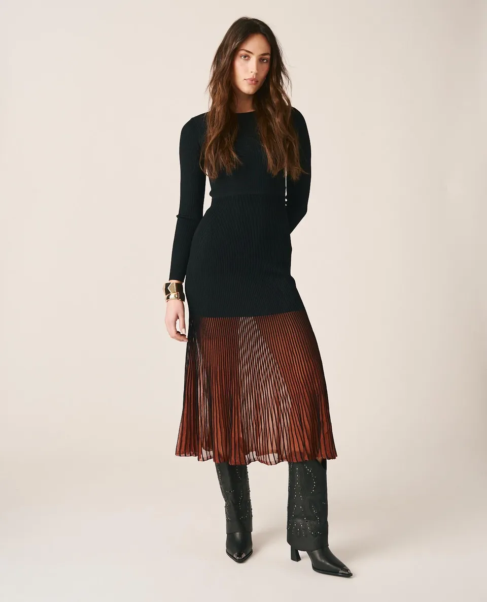 alma-en-pena-plisseekleid-lang-schwarz-mit-langarm image 1