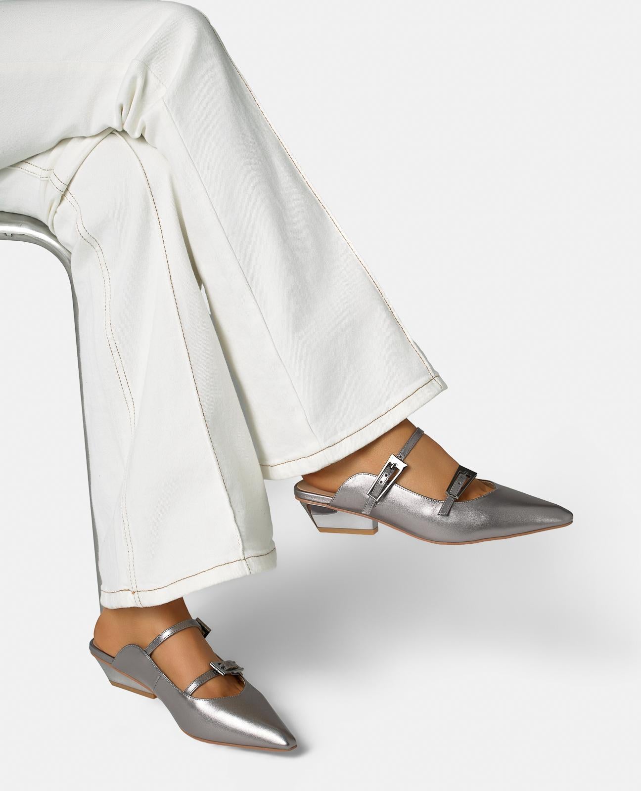 alma-en-pena-mule-with-straps-pantolette-silber-metallic-5-cm-blockabsatz image 5