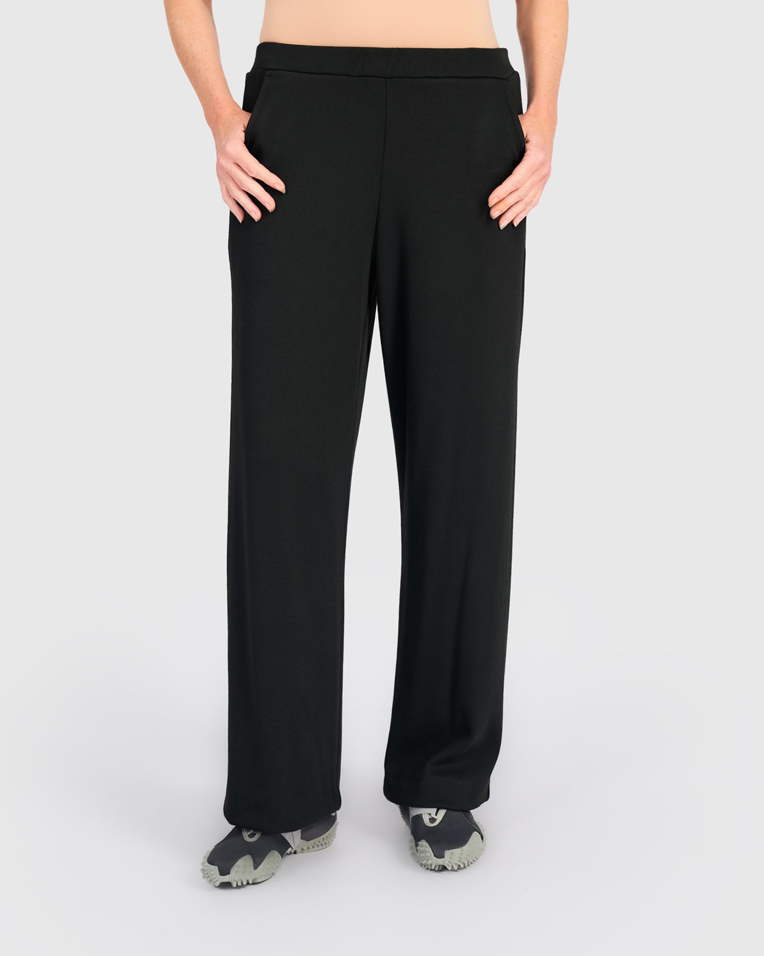 alembika-smoothing-straight-pant-schwarz-gerade-hose-full-length image 1