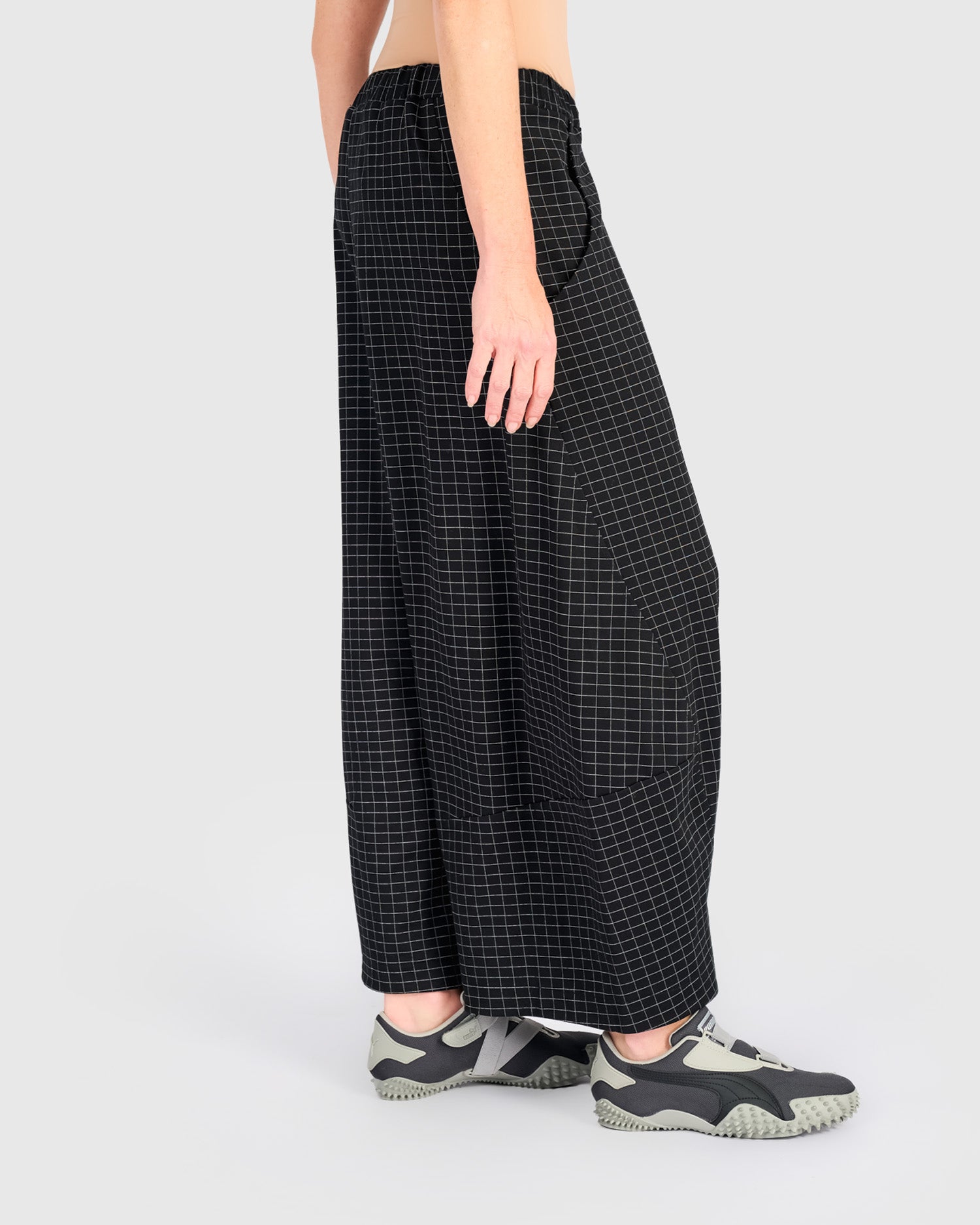 alembika-urban-skog-oversized-pants-graphite-grid image 4