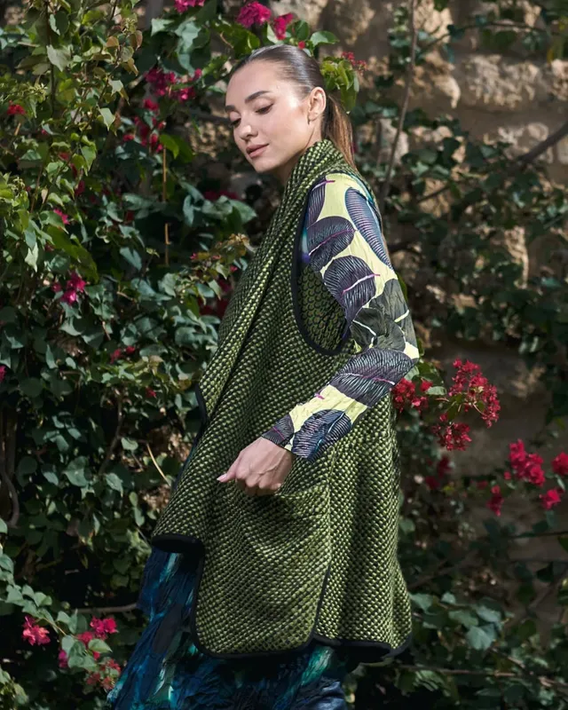 alembika-zora-vest-green-strickweste-mit-wasserfallkragen image 1