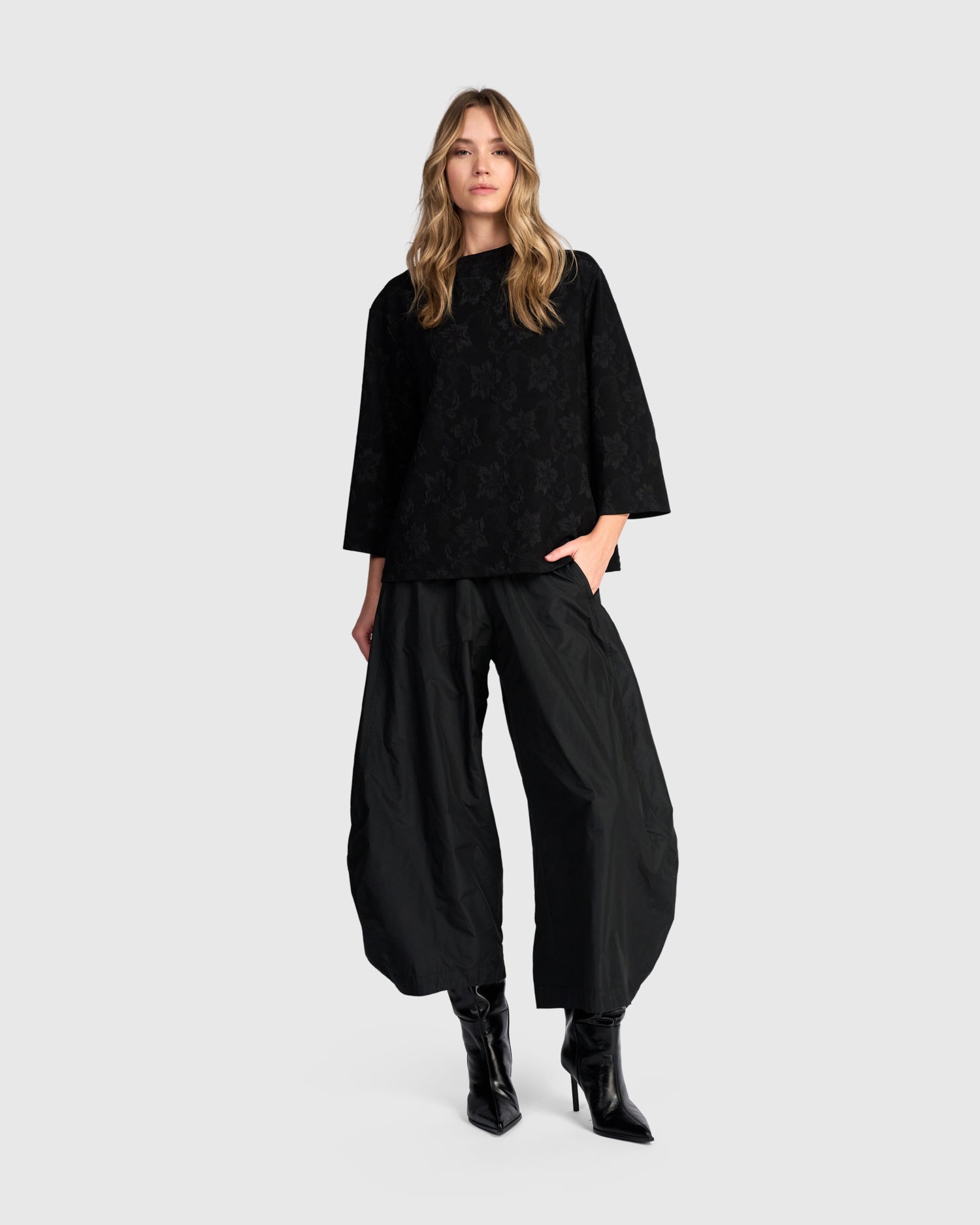 alembika-madrigal-top-damen-top-black-flora image 3