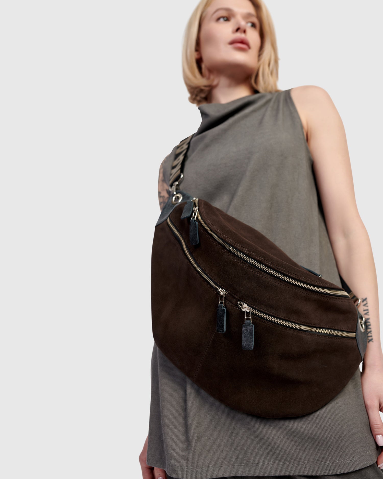 alembika-on-the-go-gro-e-sling-bag-umber image 3