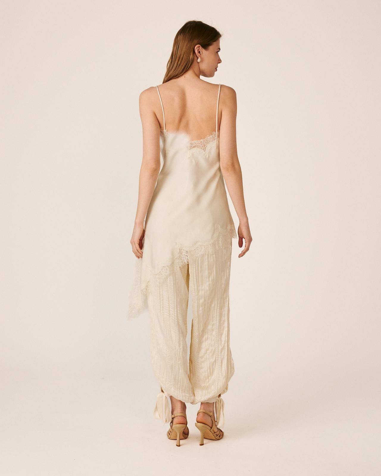 alma-en-pena-satin-slip-kleid-lingerie-kleid-v-ausschnitt-asymmetrisch-mit-spitz image 7