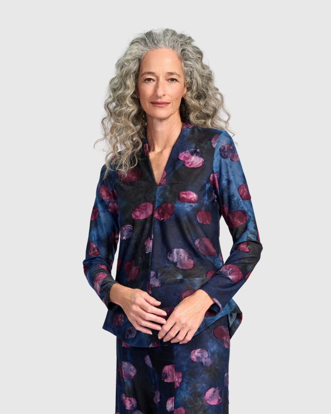 alembika-whirligig-v-neck-top-midnight-wine-langarm image 1