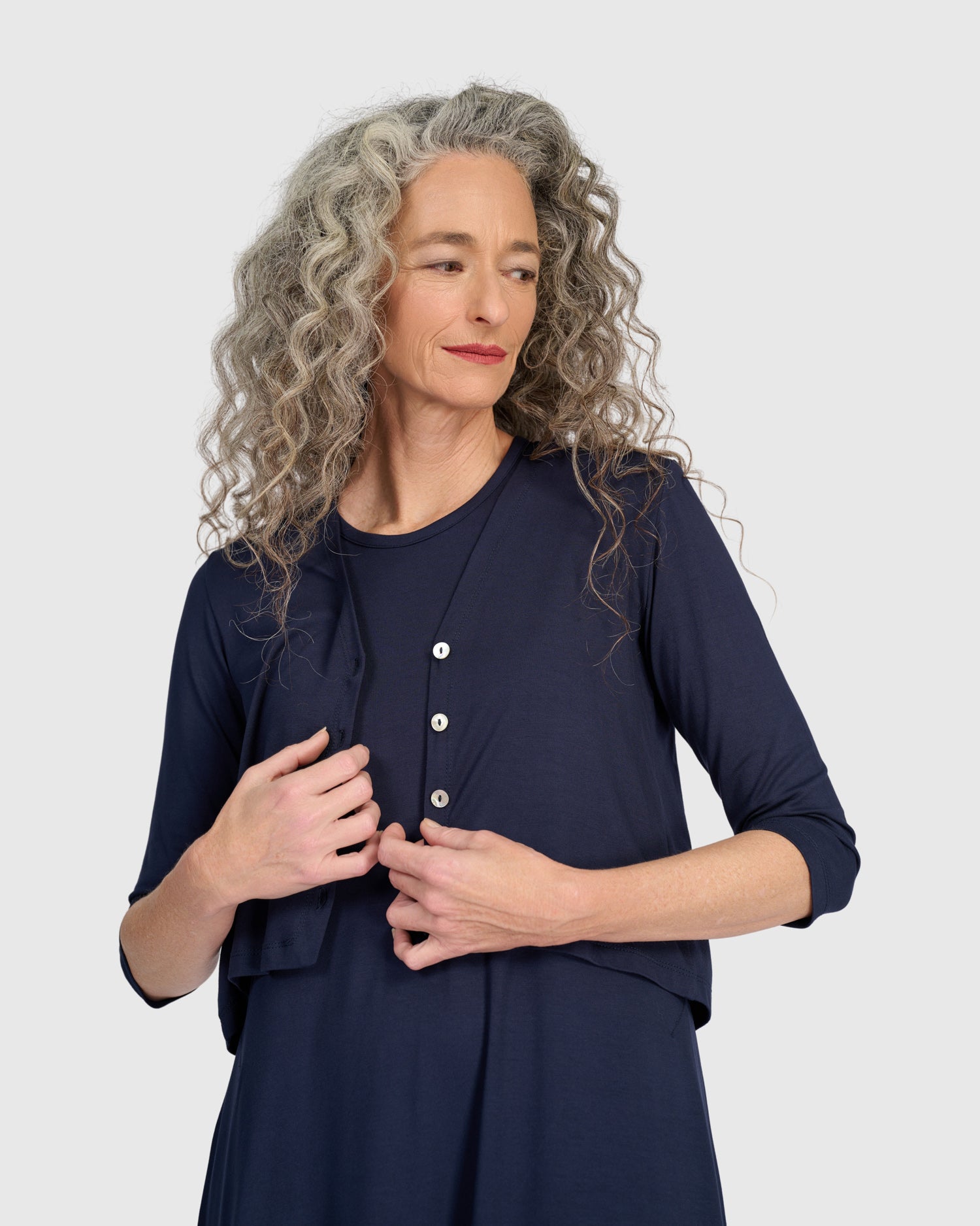 alembika-essential-crop-cardigan-navy-kurz-cardigan image 2