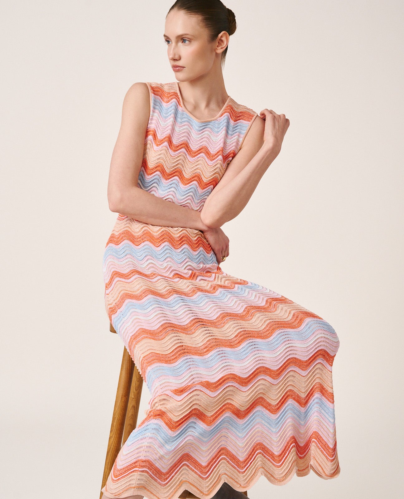 alma-en-pena-alfa-63265-langes-strickkleid-rmellos-mit-geometrie-print image 7
