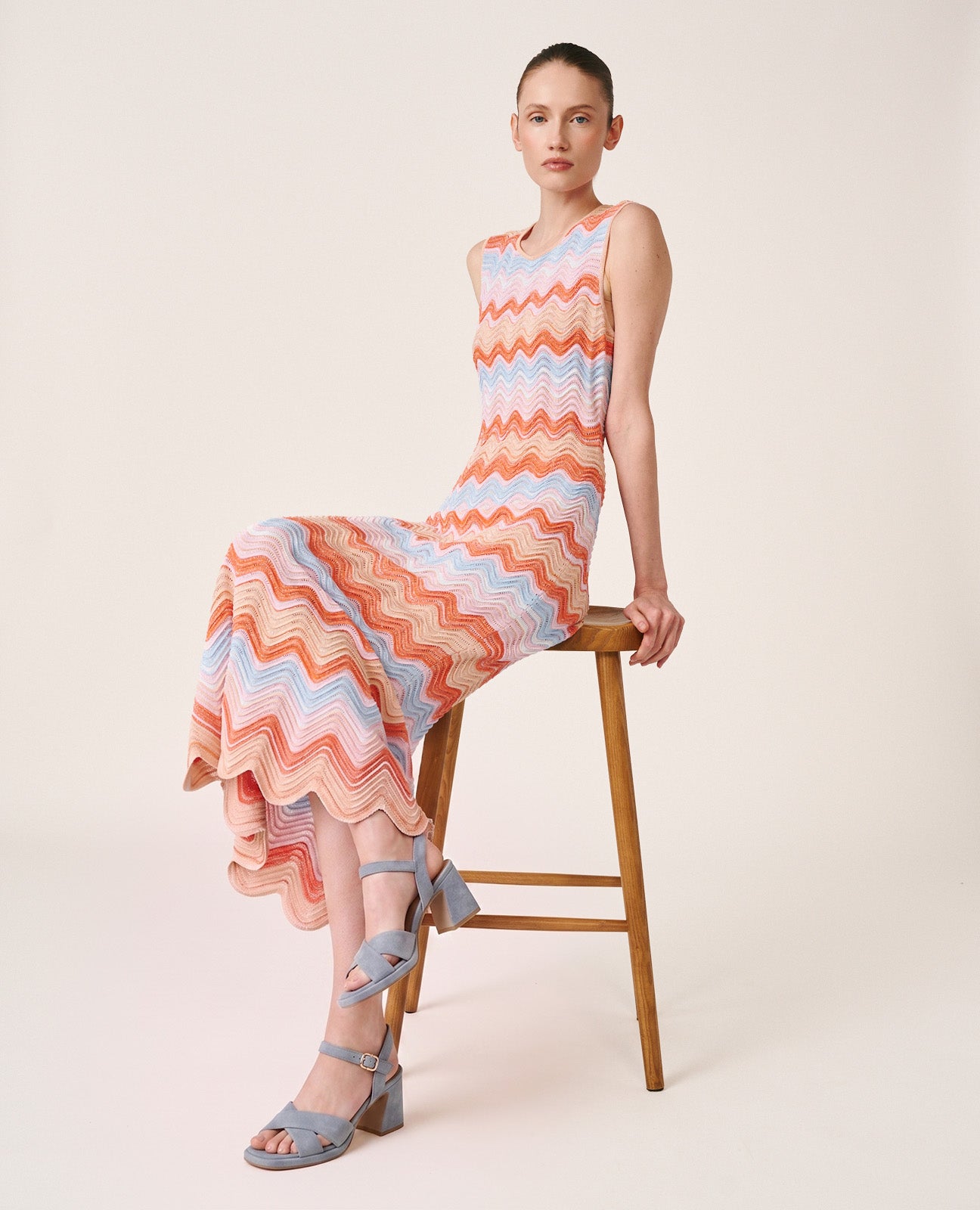 alma-en-pena-alfa-63265-langes-strickkleid-rmellos-mit-geometrie-print image 2