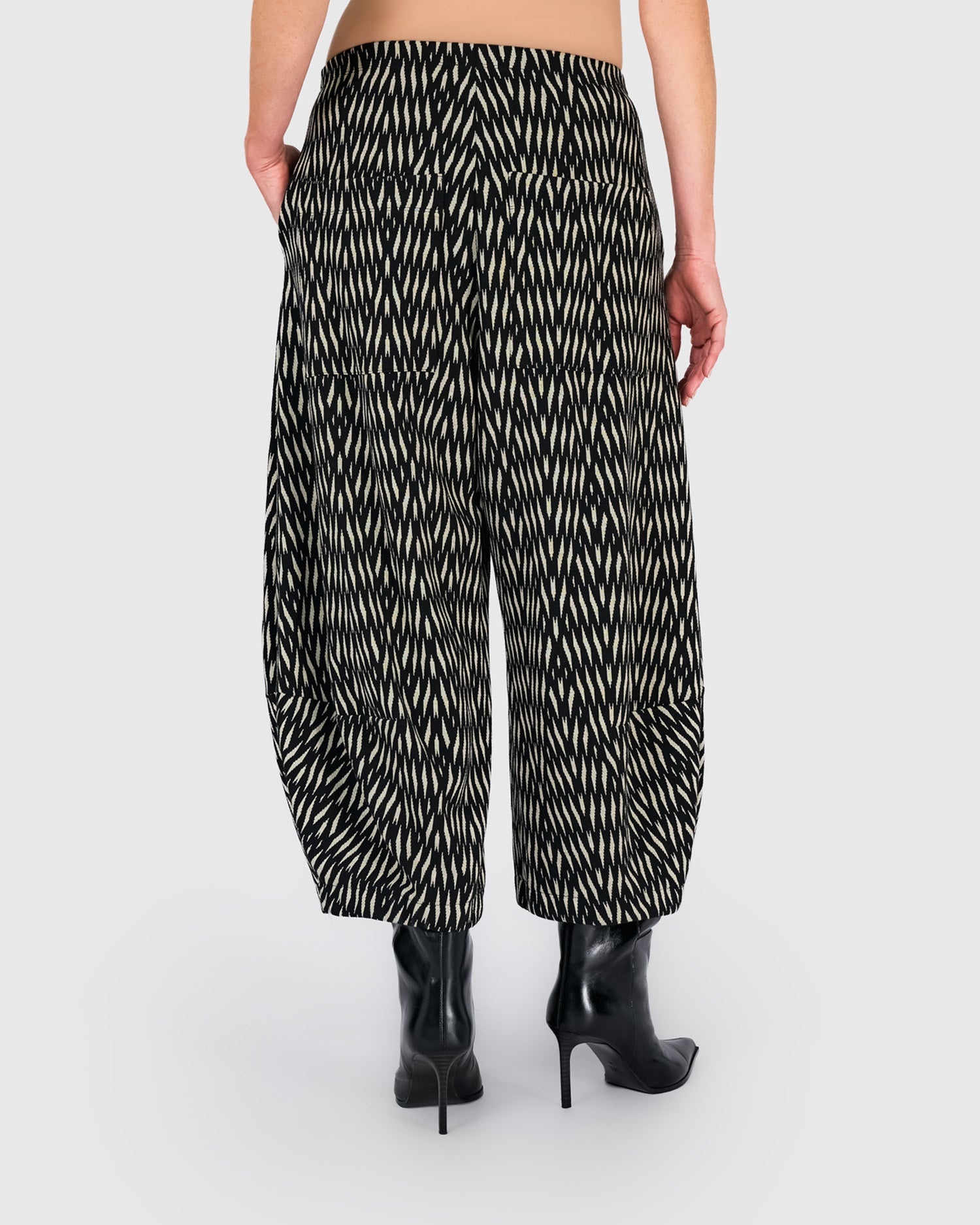 alembika-vector-lantern-pant-zebra-jacquard-hose-weit image 5