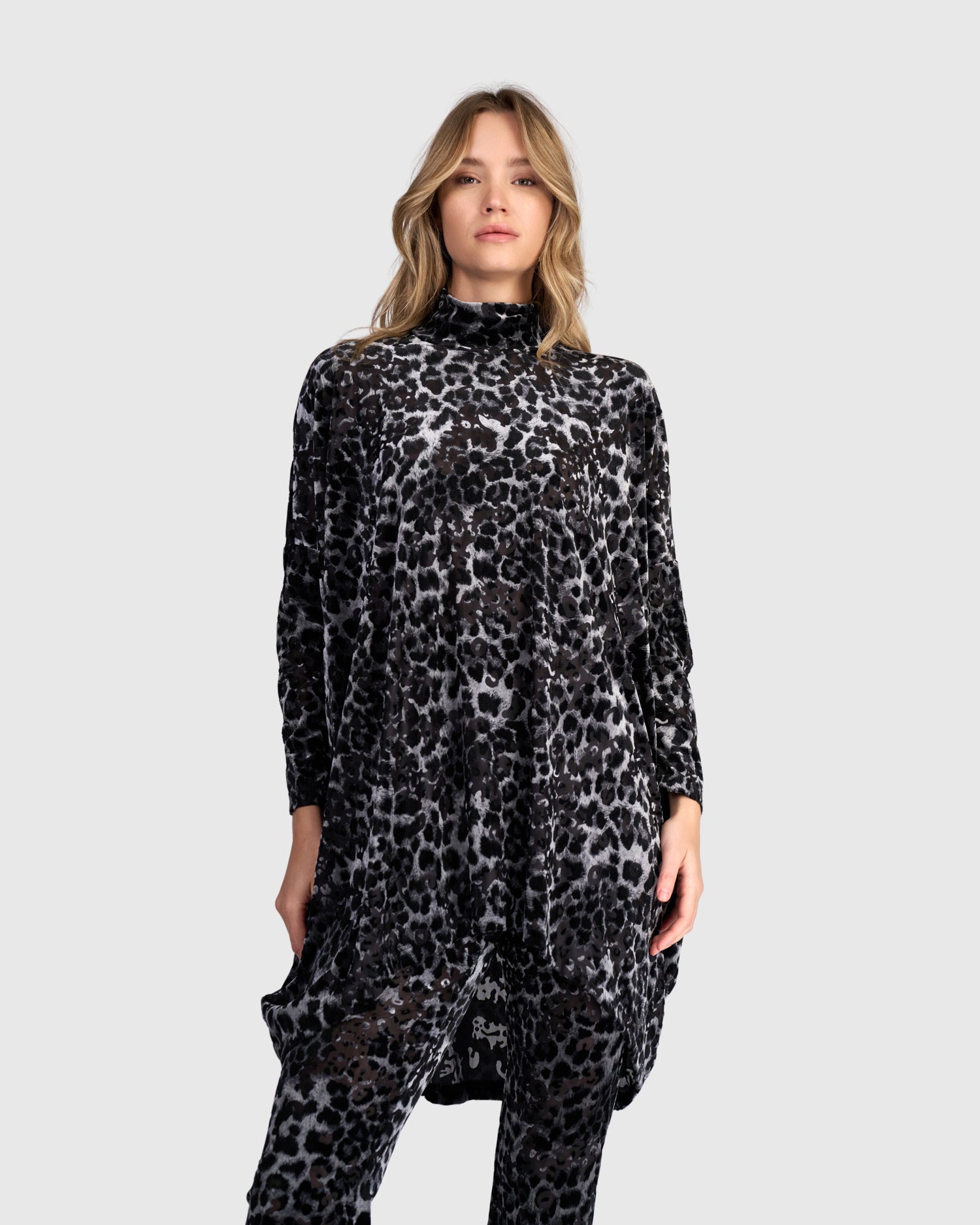 alembika-bagheera-oversized-tunic-tunika-pewter-leopard image 1