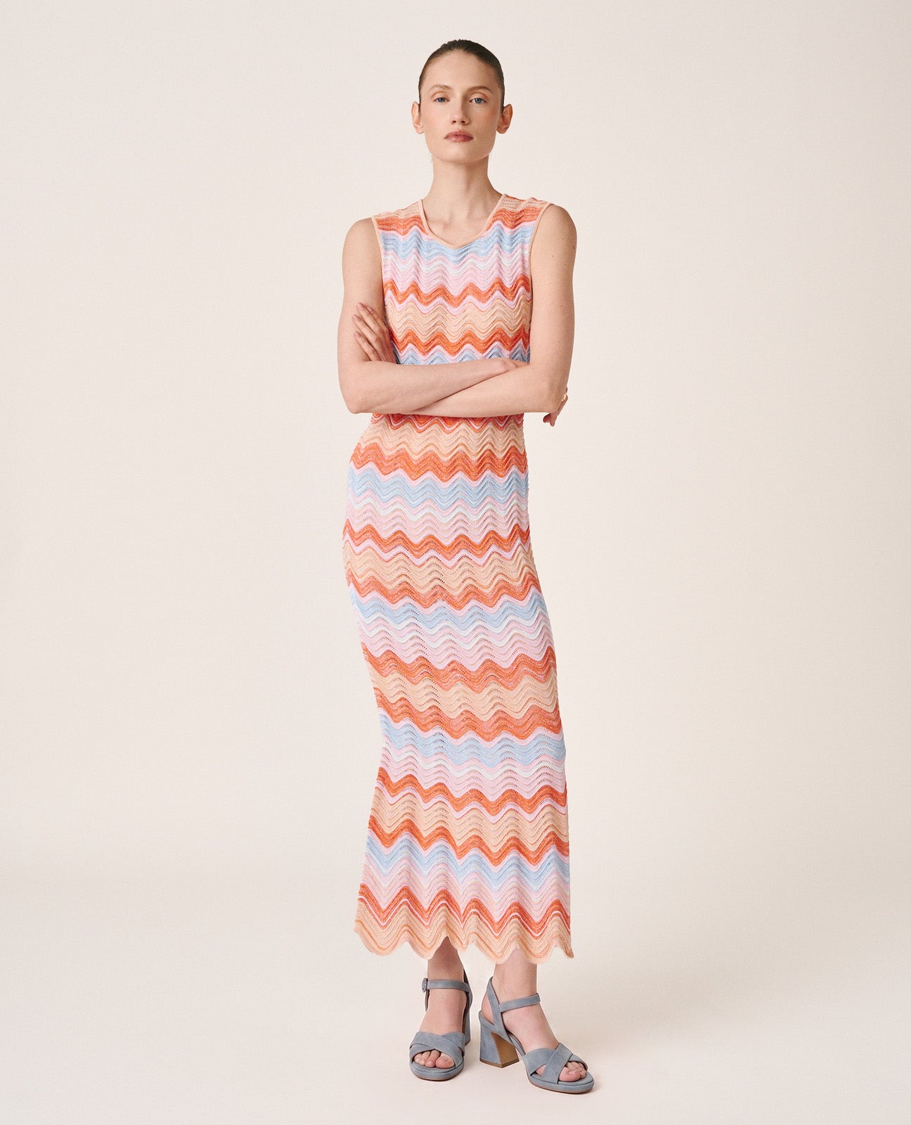 alma-en-pena-alfa-63265-langes-strickkleid-rmellos-mit-geometrie-print image 4