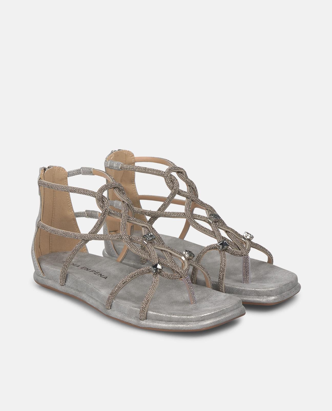 alma-en-pena-closed-heel-sandals-flache-sandale-metallic-riemen-silber image 2