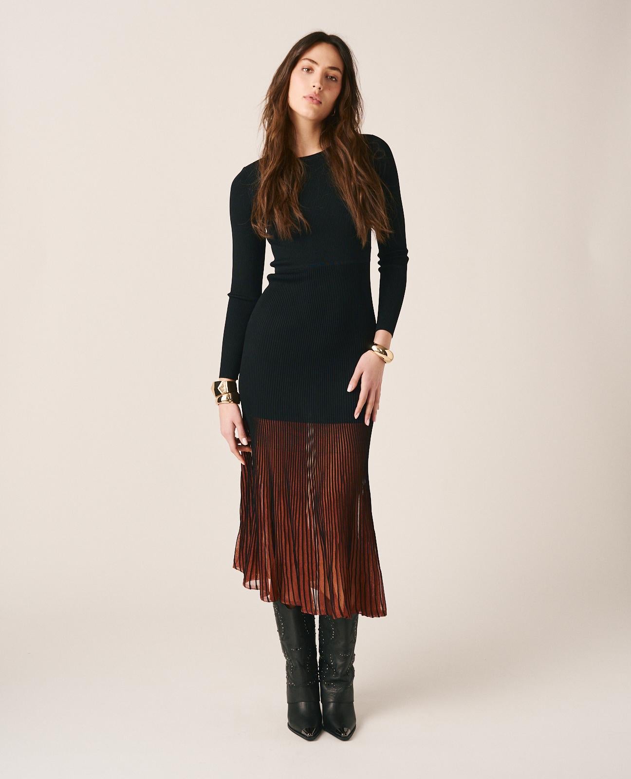 alma-en-pena-plisseekleid-lang-schwarz-mit-langarm image 3