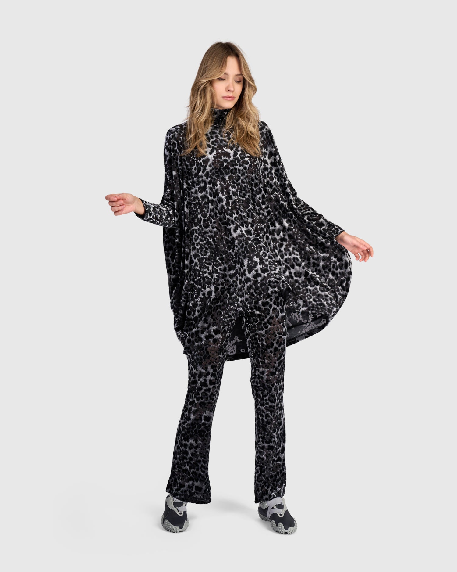 alembika-whisker-kick-flare-pants-pewter-leopard-damen-hose image 2