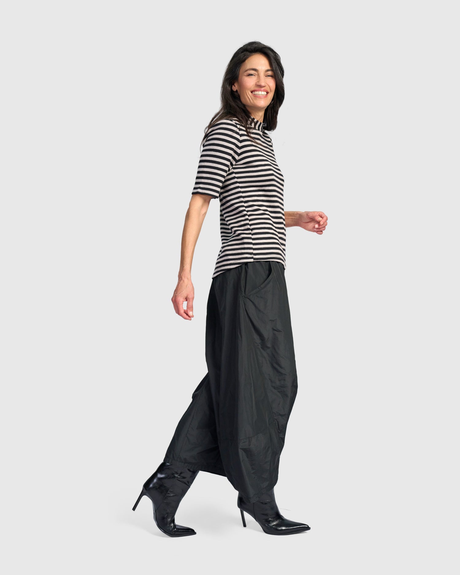 alembika-urban-linje-mockneck-top-black-cloud image 4
