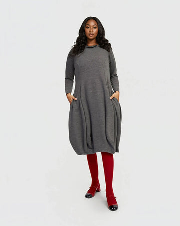 alembika-essential-turtleneck-kleid-grau-cocoon-jerseykleid image 3