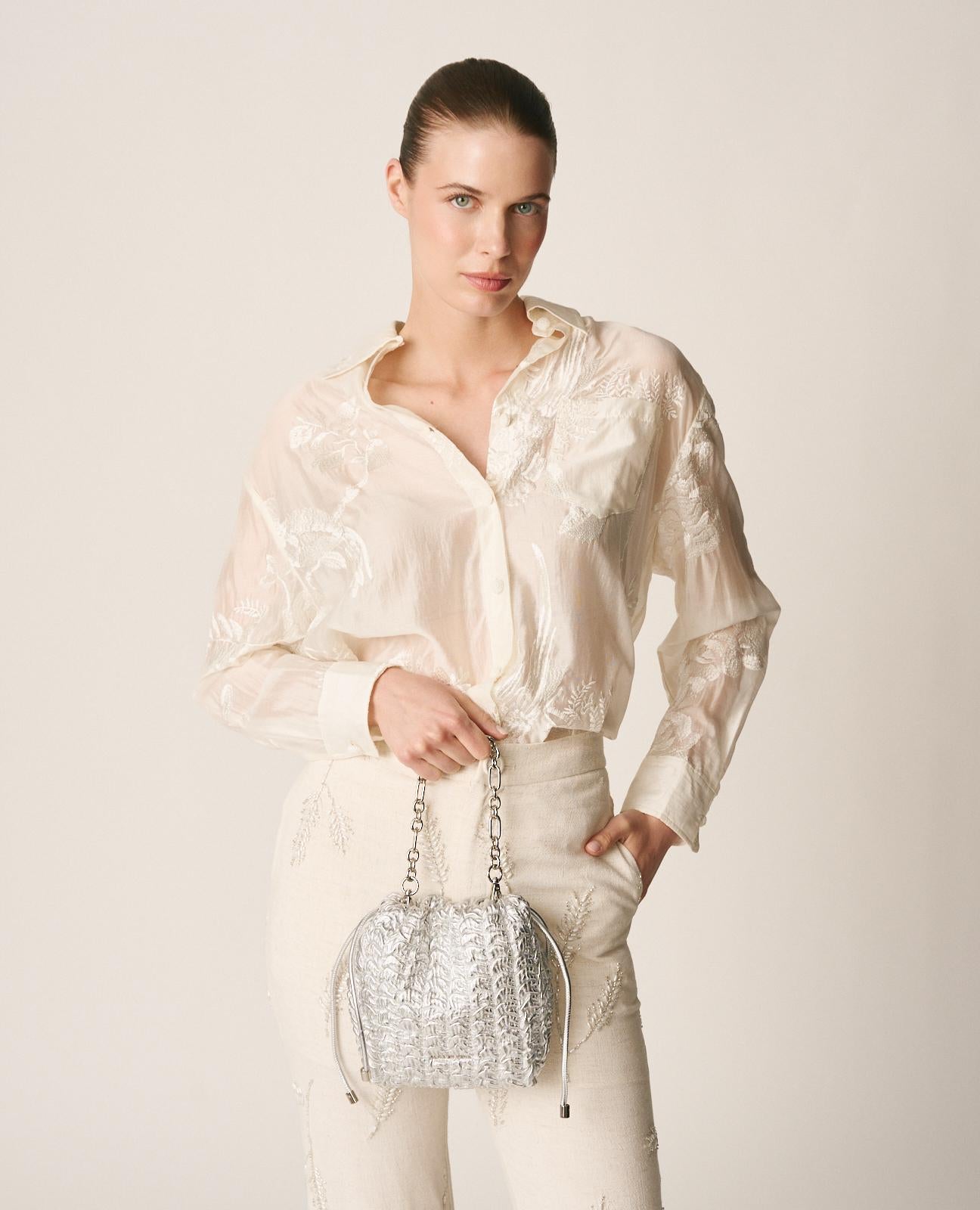alma-en-pena-beuteltasche-silber-aus-leder-mit-metallkette-zum-umh-ngen image 3