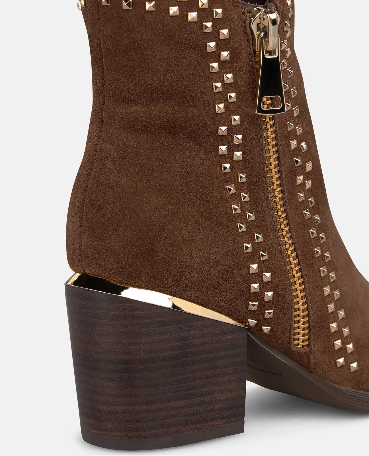 alma-en-pena-suede-ankle-boots-stiefeletten-camel-mit-nieten-und-7-5-cm-absatz image 4