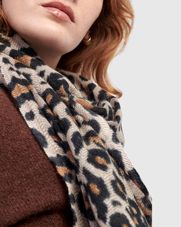 alembika-roam-schal-leopard-woll-cashmere-tuch-190x68-cm image 3