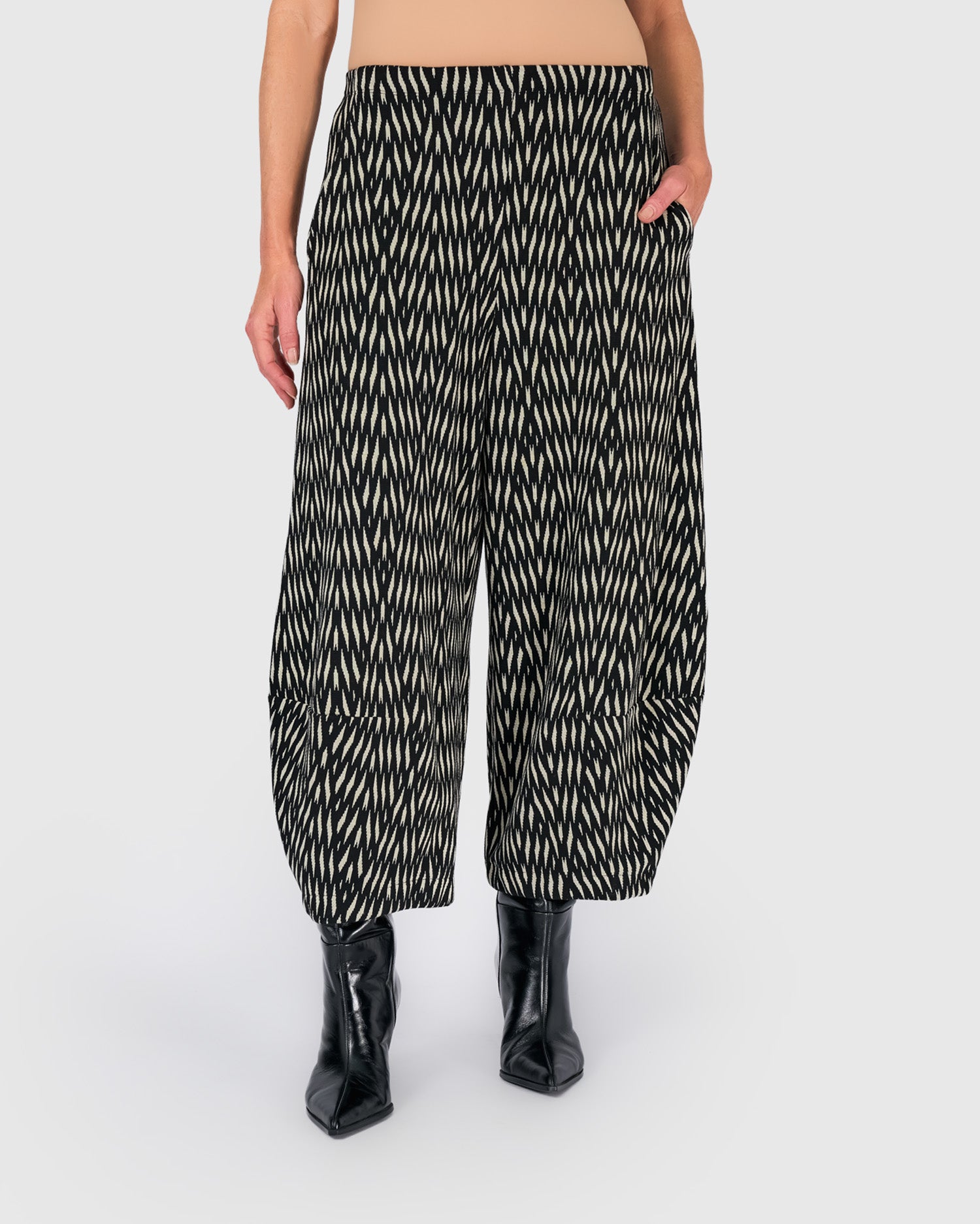 alembika-vector-lantern-pant-zebra-jacquard-hose-weit image 3