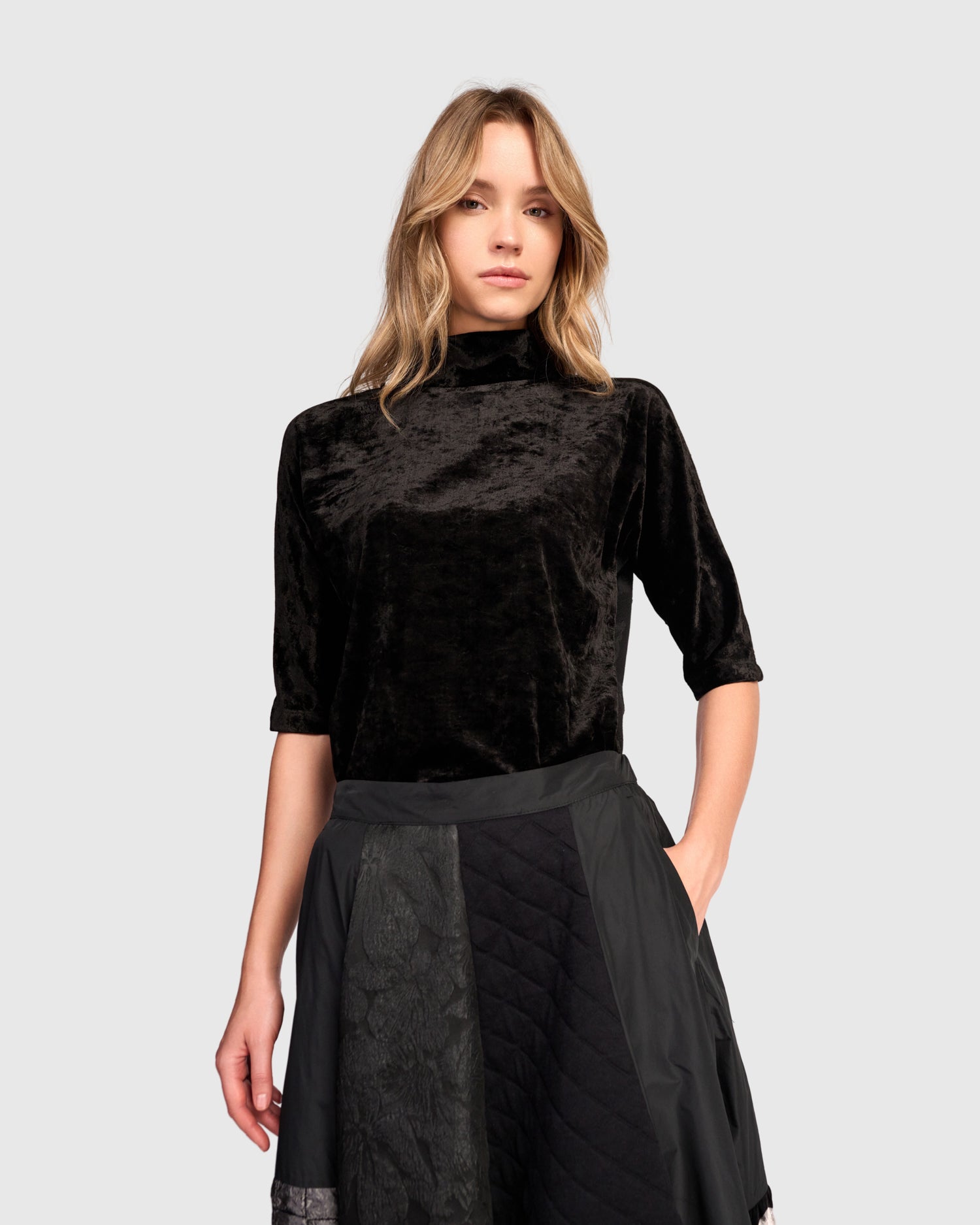 alembika-adagio-mockneck-top-schwarz-flora-samt image 5