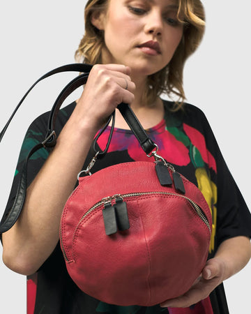 alembika-circle-canteen-bag-vermillion-runde-umh-ngetasche-aus-echtleder image 2