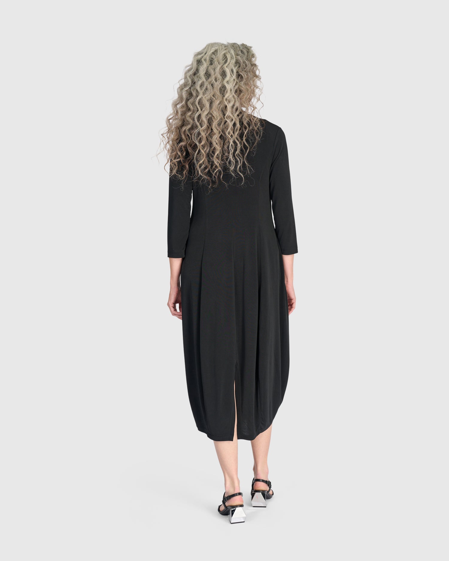 alembika-essential-slinky-cocoon-dress-midikleid-schwarz image 4