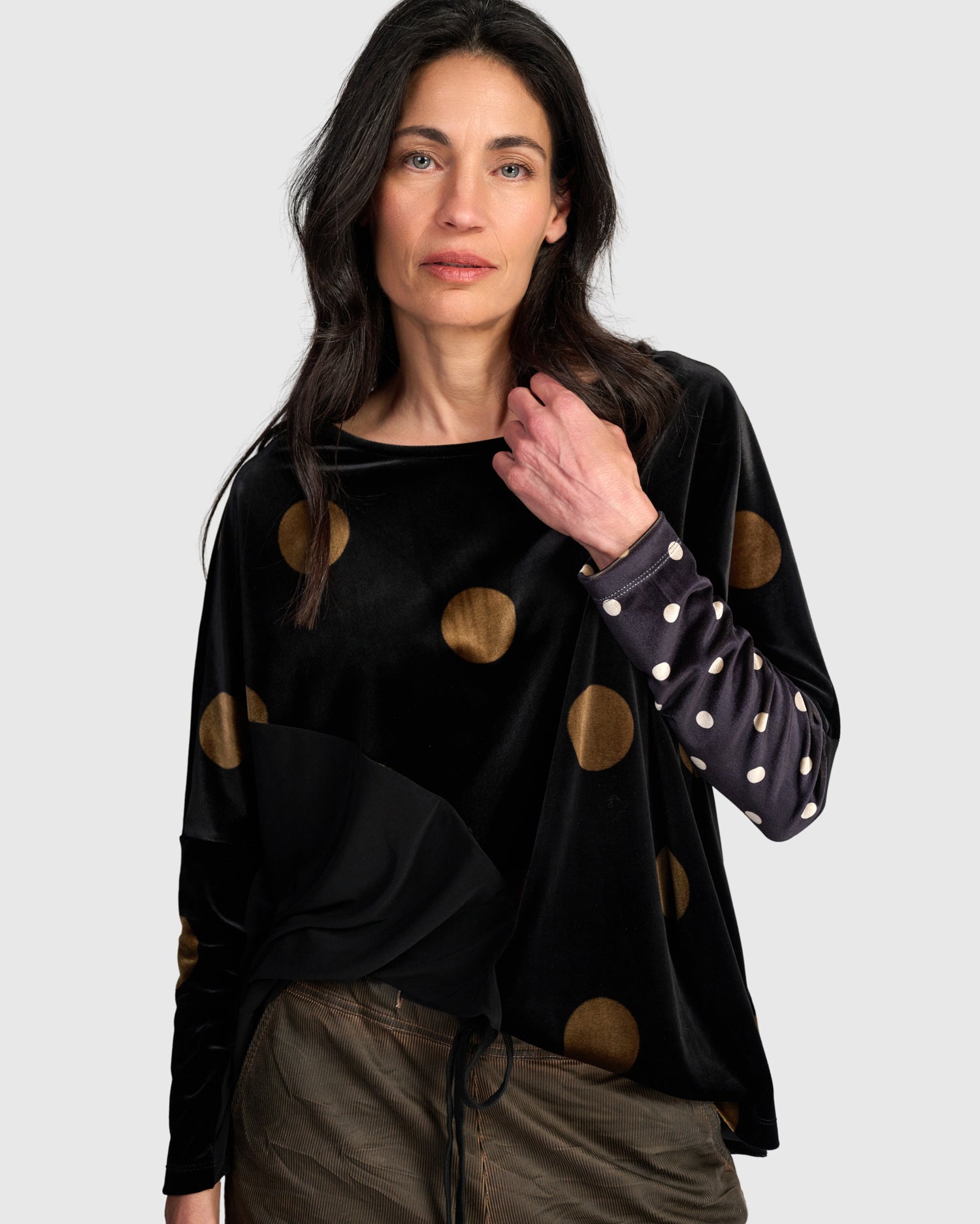 alembika-everyday-velvet-curve-top-black-gold-dot-samttop image 1