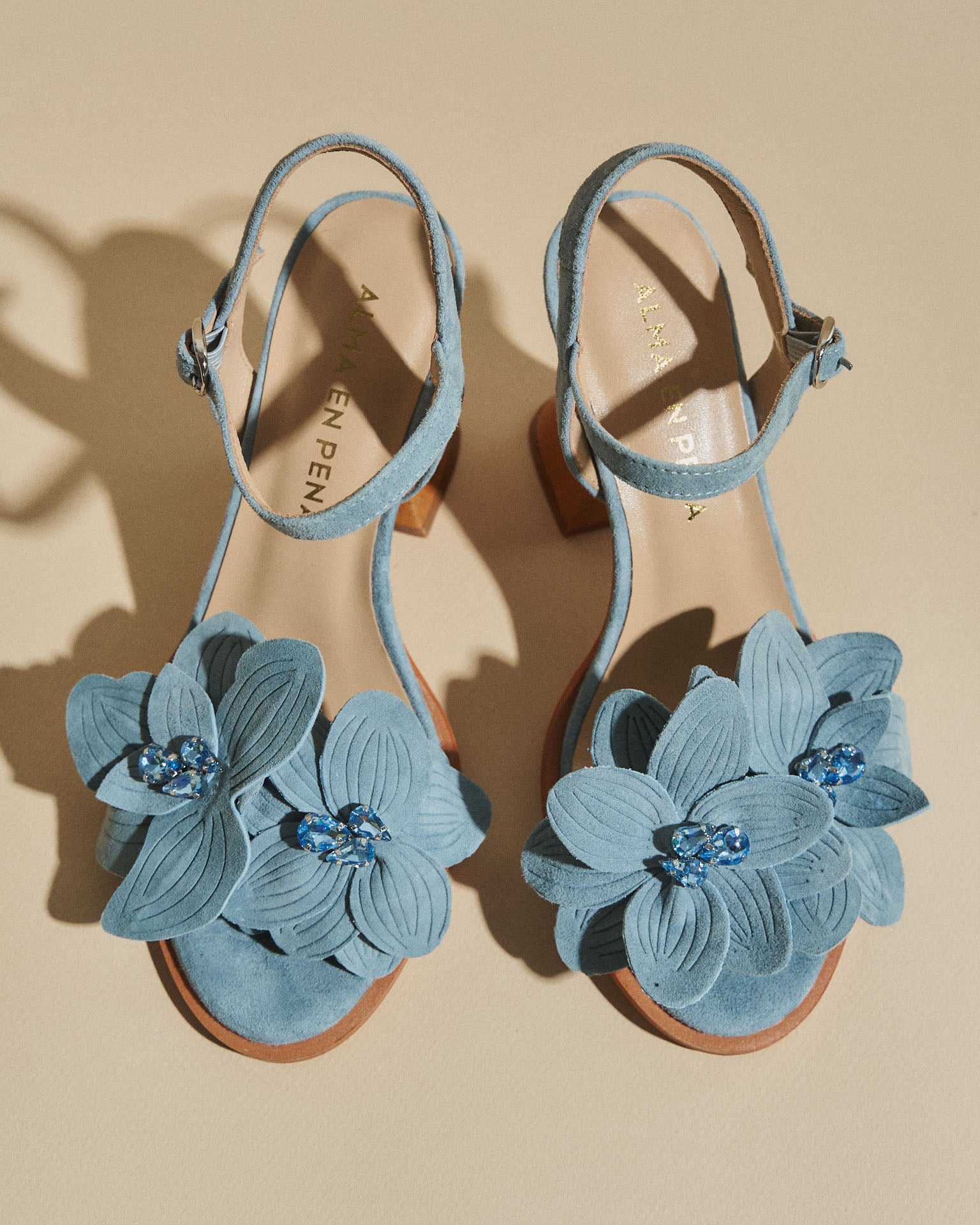 alma-en-pena-flower-detail-sandale-mit-holzabsatz-10-cm-blau image 1