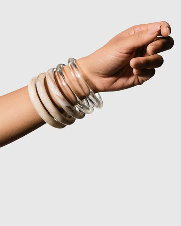alembika-rounded-bangle-armband-oat-marmorierter-armreif image 2