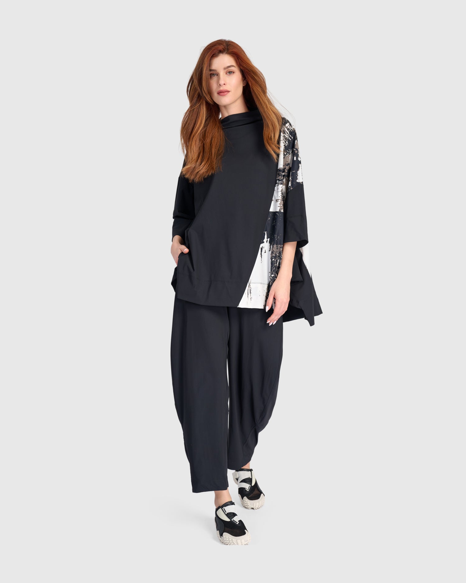 alembika-tekbika-oversized-trapeze-top-tunika-black-graphic image 2