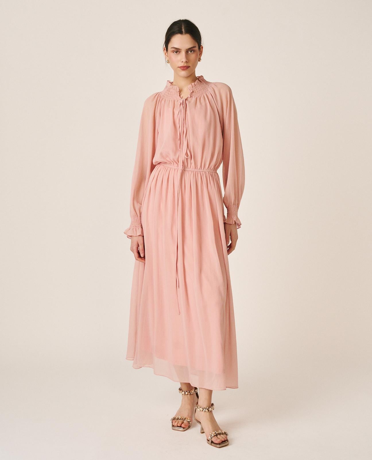 alma-en-pena-midi-kleid-mit-r-schen-ausschnitt-und-puff-rmeln-rosa image 2