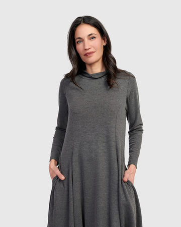 alembika-essential-turtleneck-kleid-grau-cocoon-jerseykleid image 4