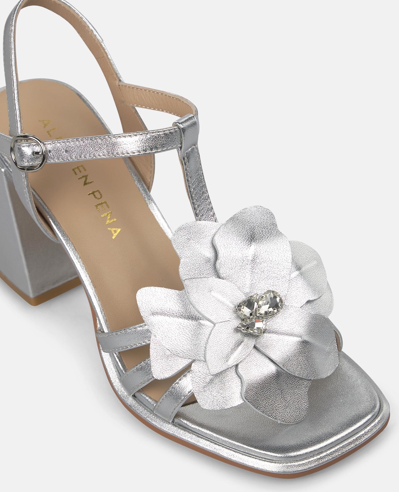 alma-en-pena-riemchensandalette-metallic-silber-mit-blume-9-cm image 4