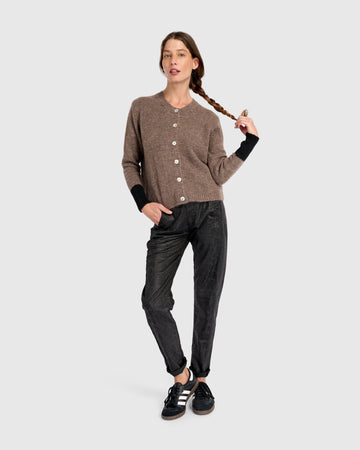 alembika-blackbird-cardigan-hazelnut-black-cropped-strickjacke image 8
