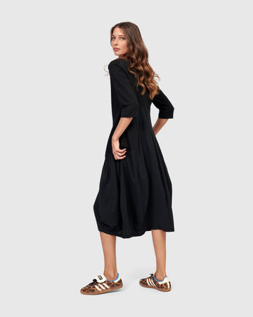 alembika-tekbika-slack-kleid-schwarz-midi-cocoon image 2
