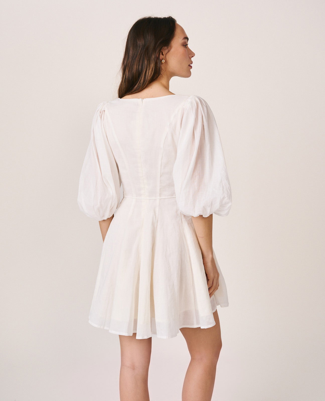alma-en-pena-63328-mini-kleid-wei-v-ausschnitt-puff-rmel image 8