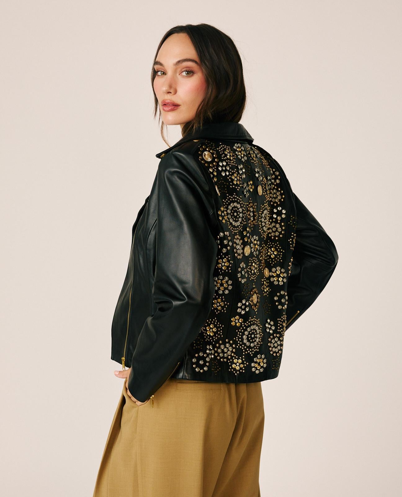 alma-en-pena-bikerjacke-aus-nappa-leder-mit-nieten-und-ziersteinen-schwarz image 4