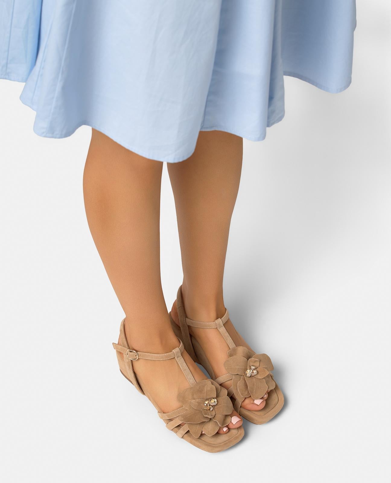 alma-en-pena-keilsandalen-mit-blumen-detail-sandfarbene-wedges-mit-plateau image 5