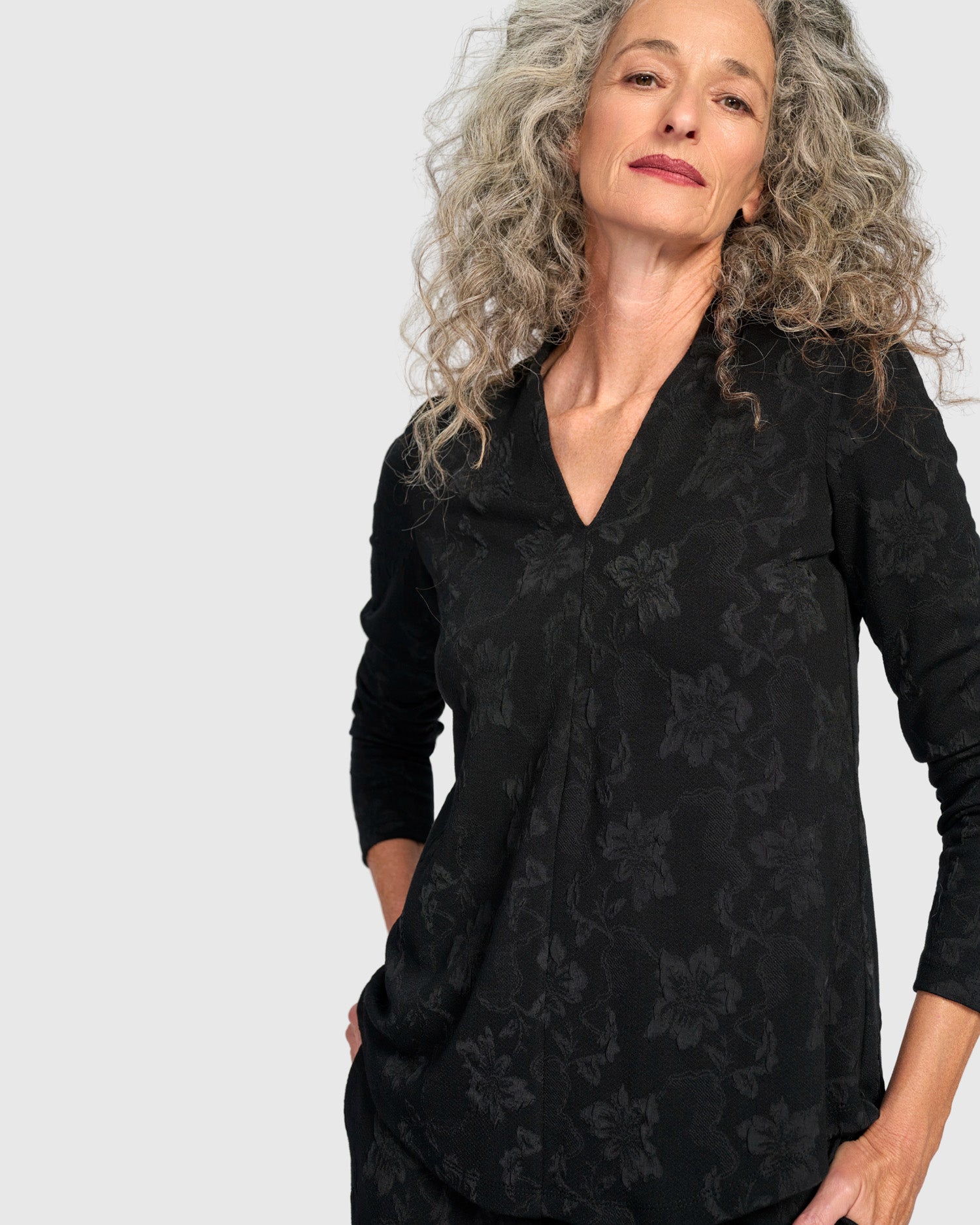 alembika-keepsake-v-neck-top-black-flora-langarmshirt-mit-floral image 1