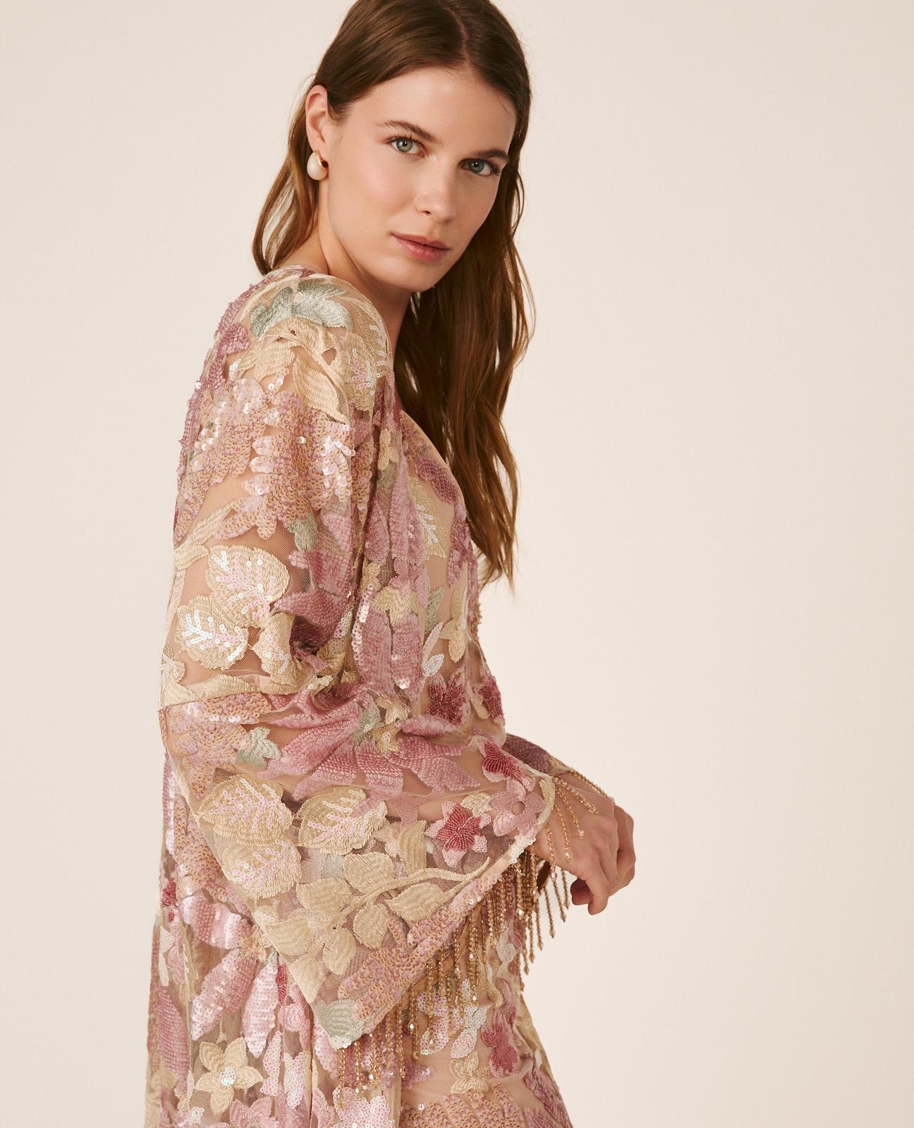 alma-en-pena-floral-caftan-pailletten-caftan-rosa-mit-blumendruck image 2