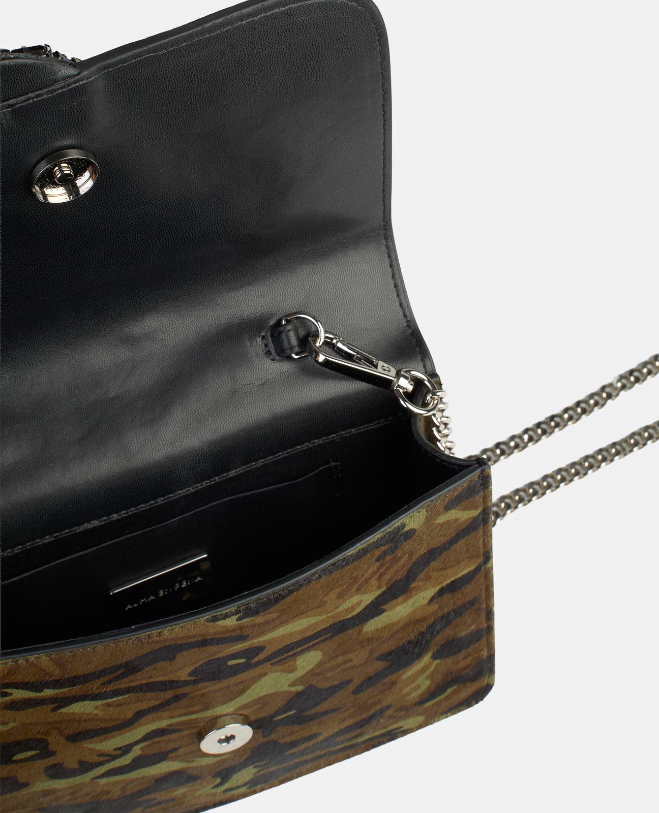 alma-en-pena-snake-flap-shoulder-bag-leder-in-gr-n image 3