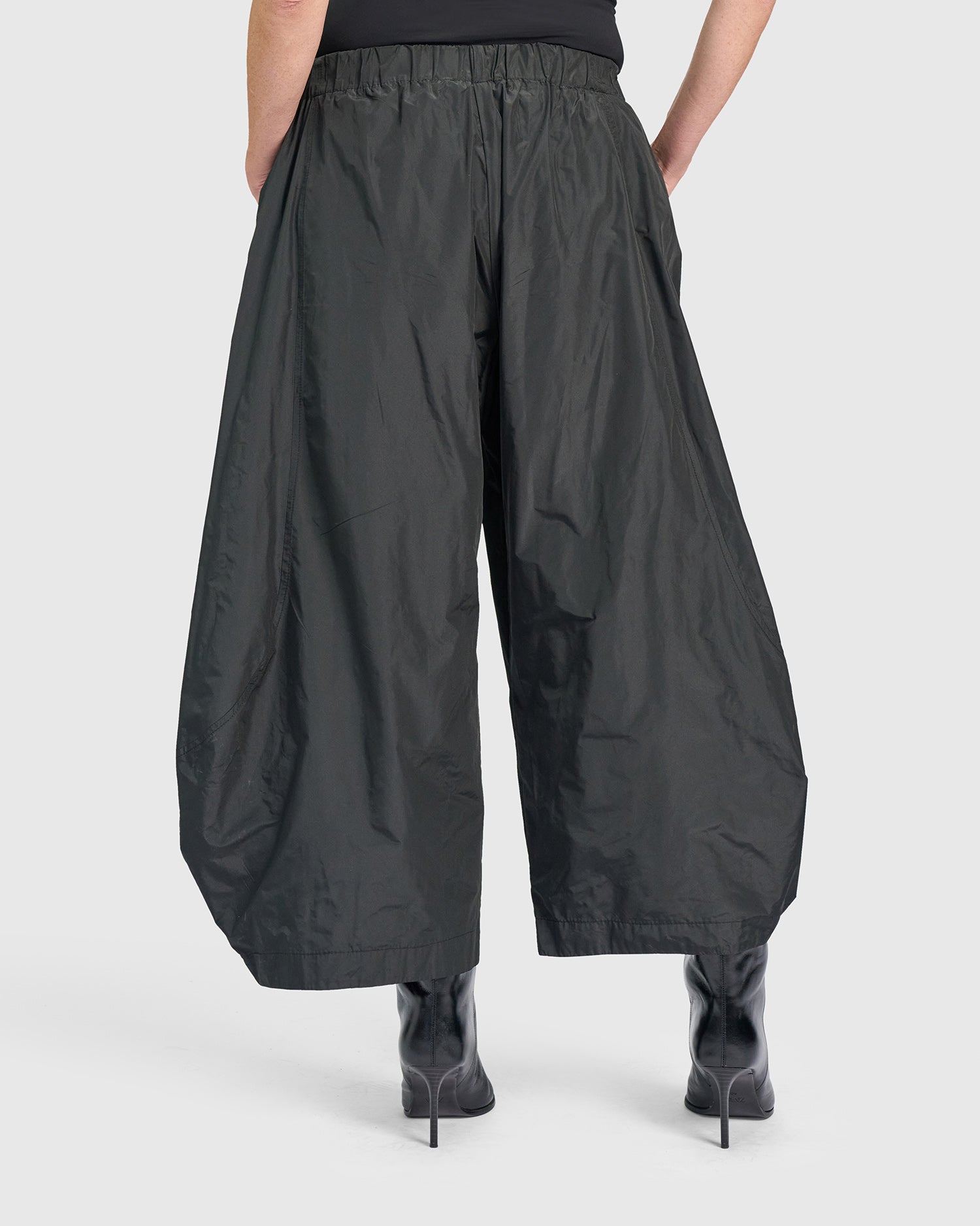alembika-balloon-swish-pants-damen-schwarz-taffeta-ballonhose image 6